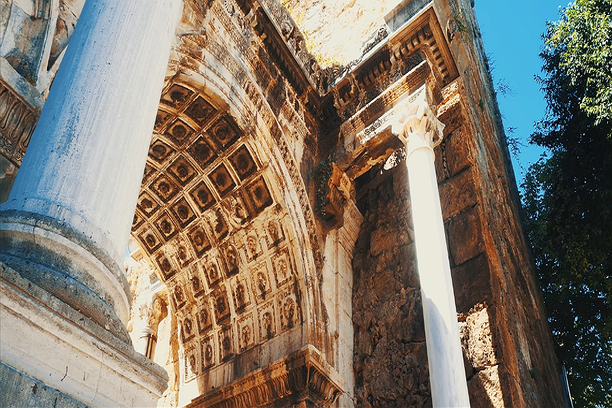 ANTALYA'DAKI HADRIAN KAPISI  - YENI ILE ESKI ARASINDAKI SINIR